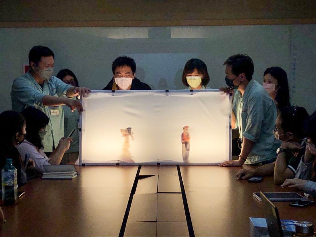 瑞儀光電參訪 – 同學操作皮影戲圖片