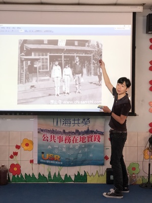 黃柏勳老師和居民確認車站站體結構圖片