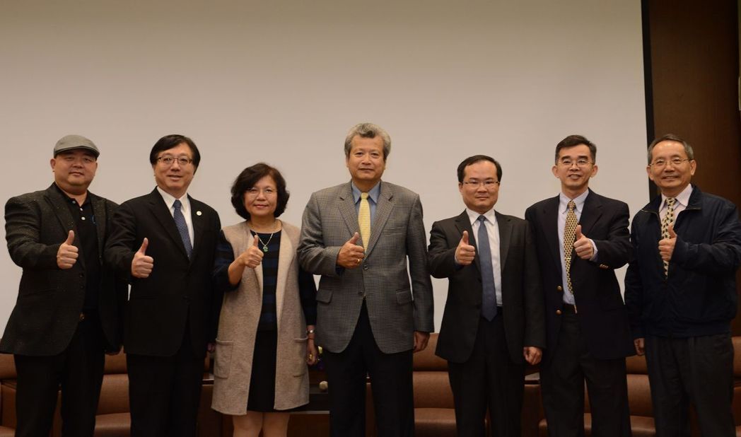 中山大學管理學院今天邀請傑出校友中鋼董事長翁朝棟(中)分享新南向政策的經驗。圖／中山大學提供圖片