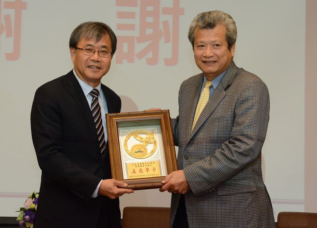 中山大學校長鄭英耀(左)致贈感謝狀予中鋼董事長翁朝棟(右)。圖／中山大學提供圖片