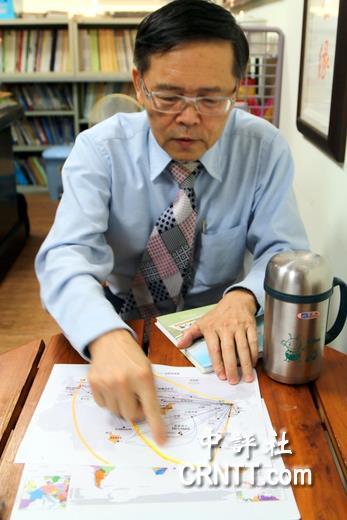 台灣中山大學公共事務管理研究所教授吳濟華點出大陸發展一帶一路的威力並提出台灣應該參與的見解。（中評社 高易伸攝）圖片
