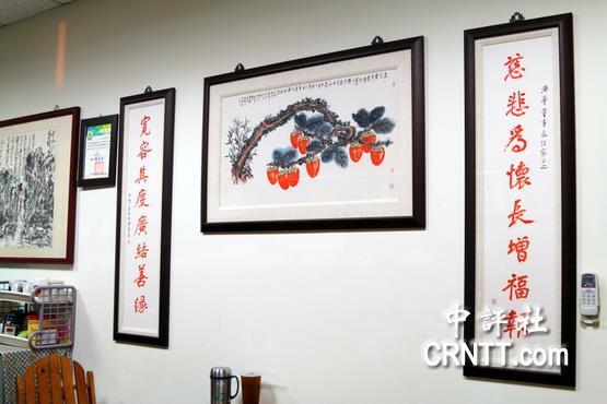 吳濟華喜愛字畫，壁上懸掛的作品為張大千閉門弟子匡仲英墨寶。（中評社 高易伸攝）圖片