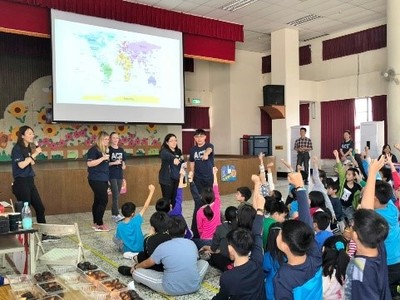 Students of Jhongsiao Elementary School enthusiastically raise their hands to ask questions.