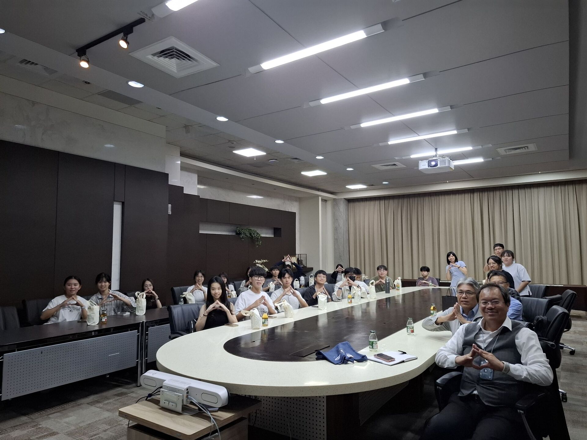 課程師生與日月光代表合影留念圖片