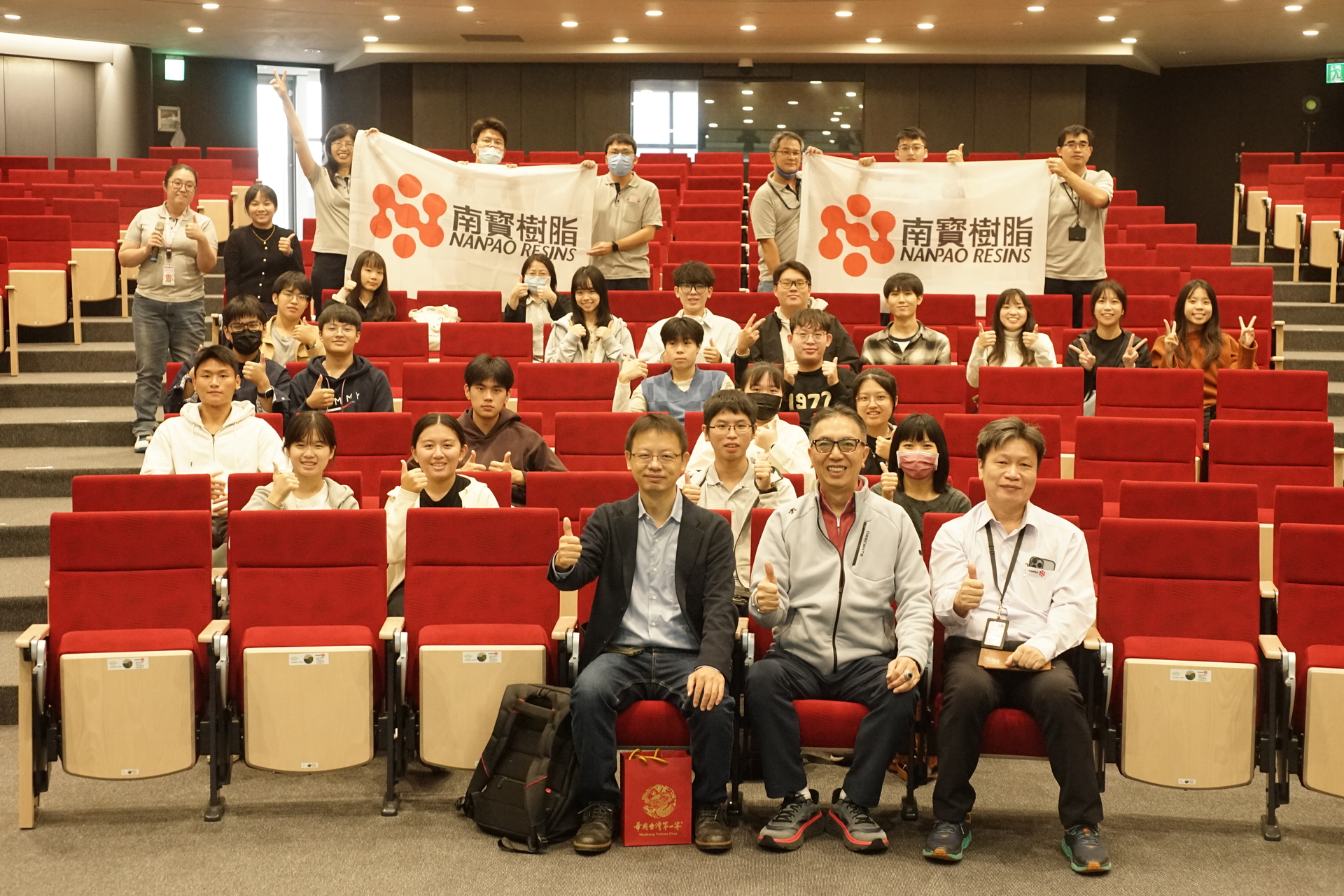 課程師生與南寶樹脂代表合影留念圖片