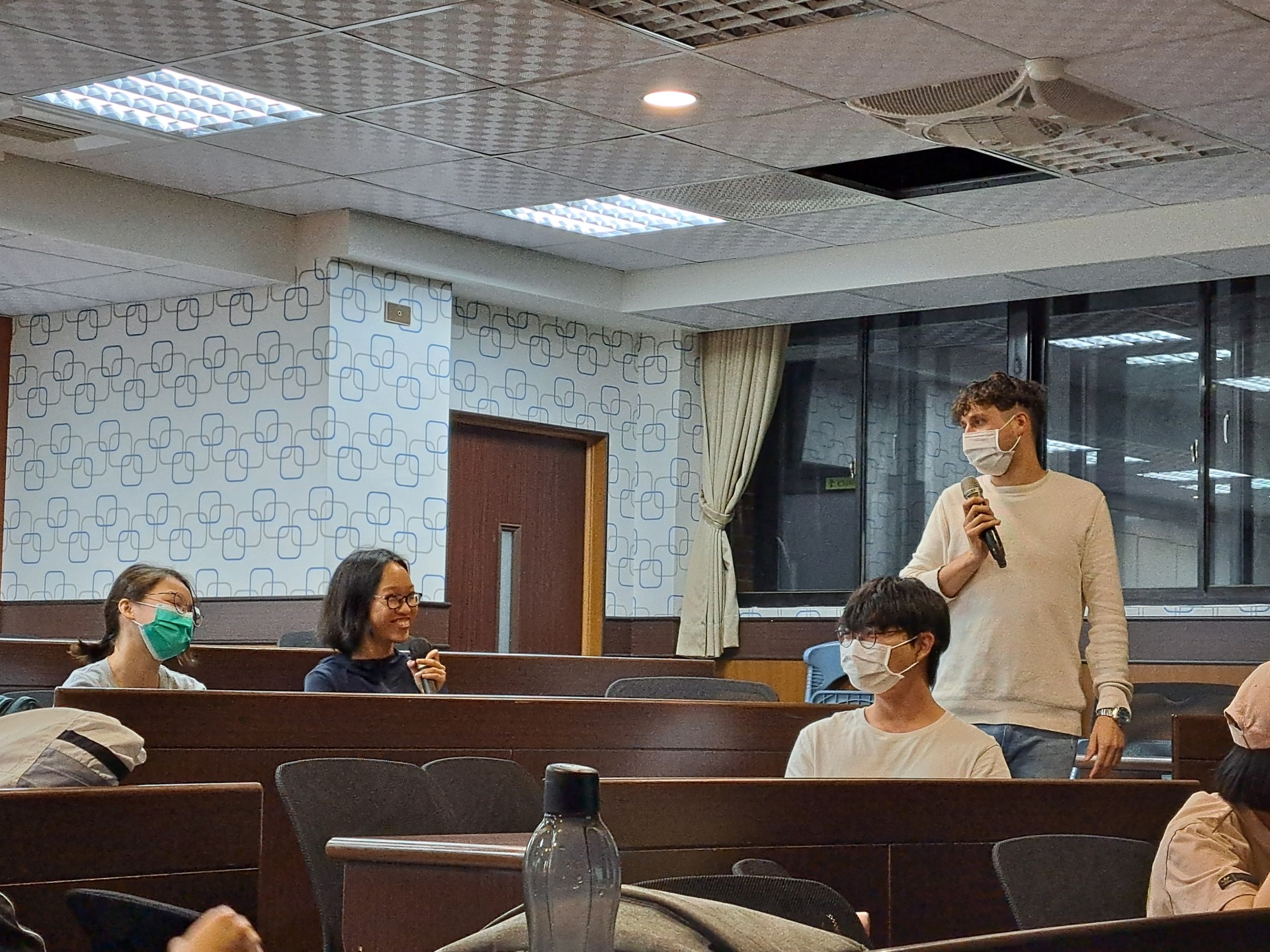 同學以英語打趣表示電動是生命中最重要的圖片