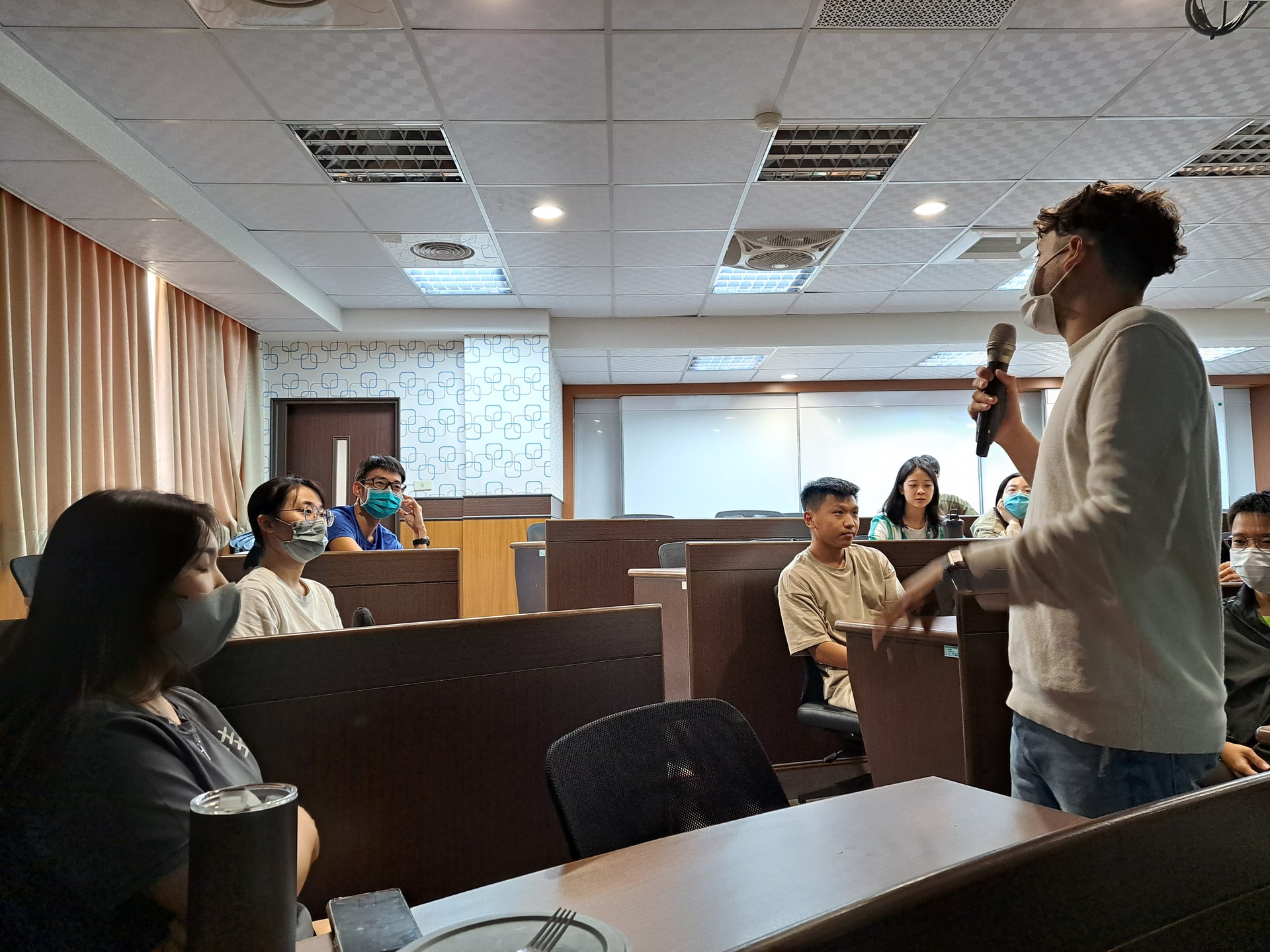 講師Ari以生命作主題帶領同學以英語交流圖片