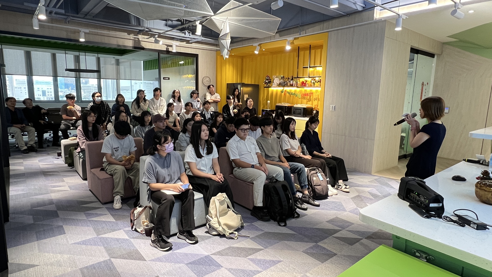 同學們專心聆聽國泰團隊介紹    了解弘遠的企業歷程與文化圖片