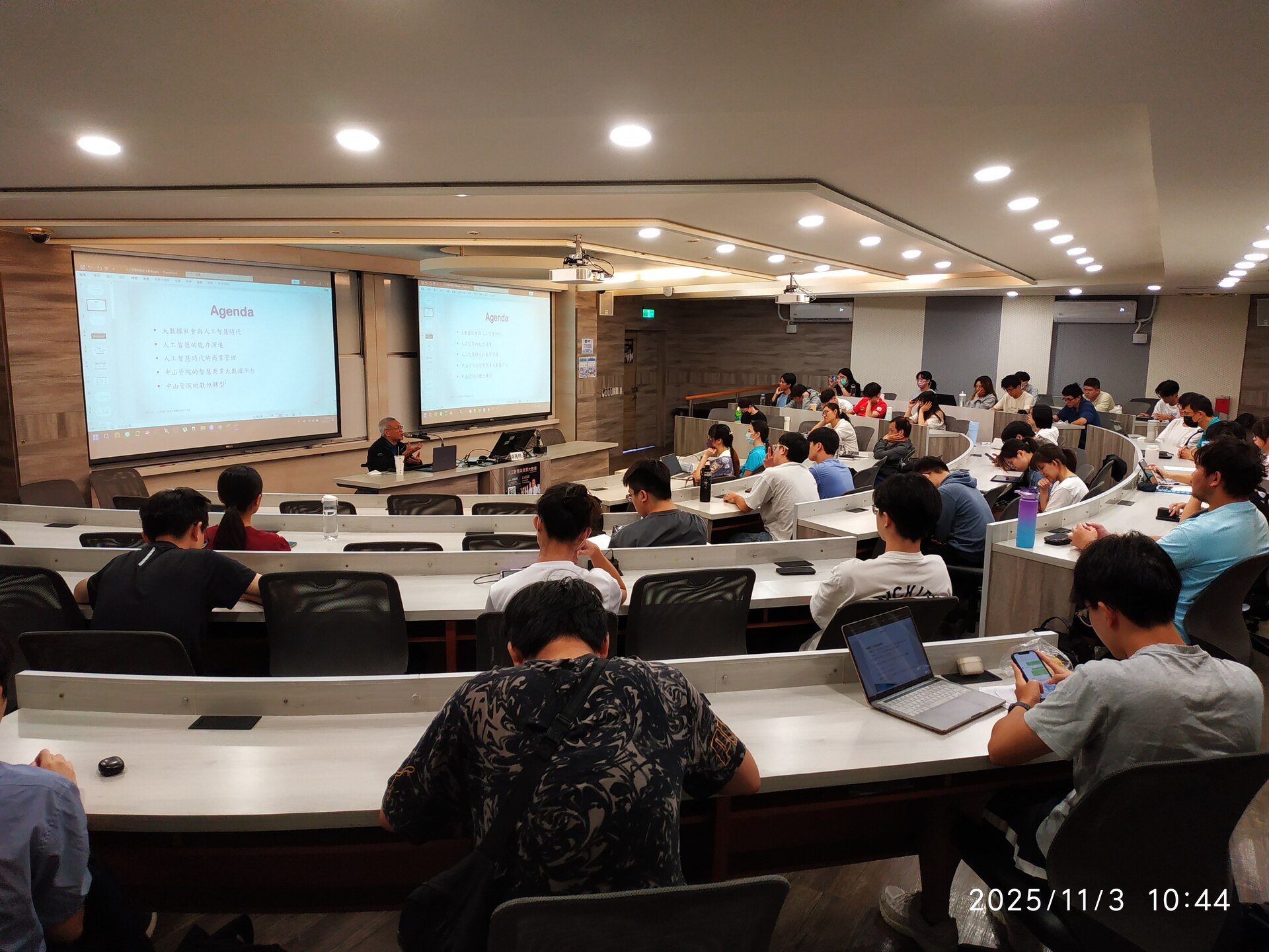 同學們專注聆聽圖片