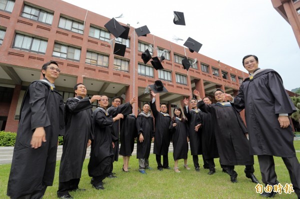企業家畢業生將個人創業與經營智慧，共同出書獻給學校，不僅作為畢業的感恩獻禮，也深具傳承學弟妹意味。（記者張忠義攝）圖片