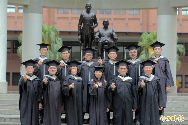 中山大學EMBA12位企業家畢業生，將個人創業與經營智慧，共同出書獻給學校。 （記者張忠義攝）圖片