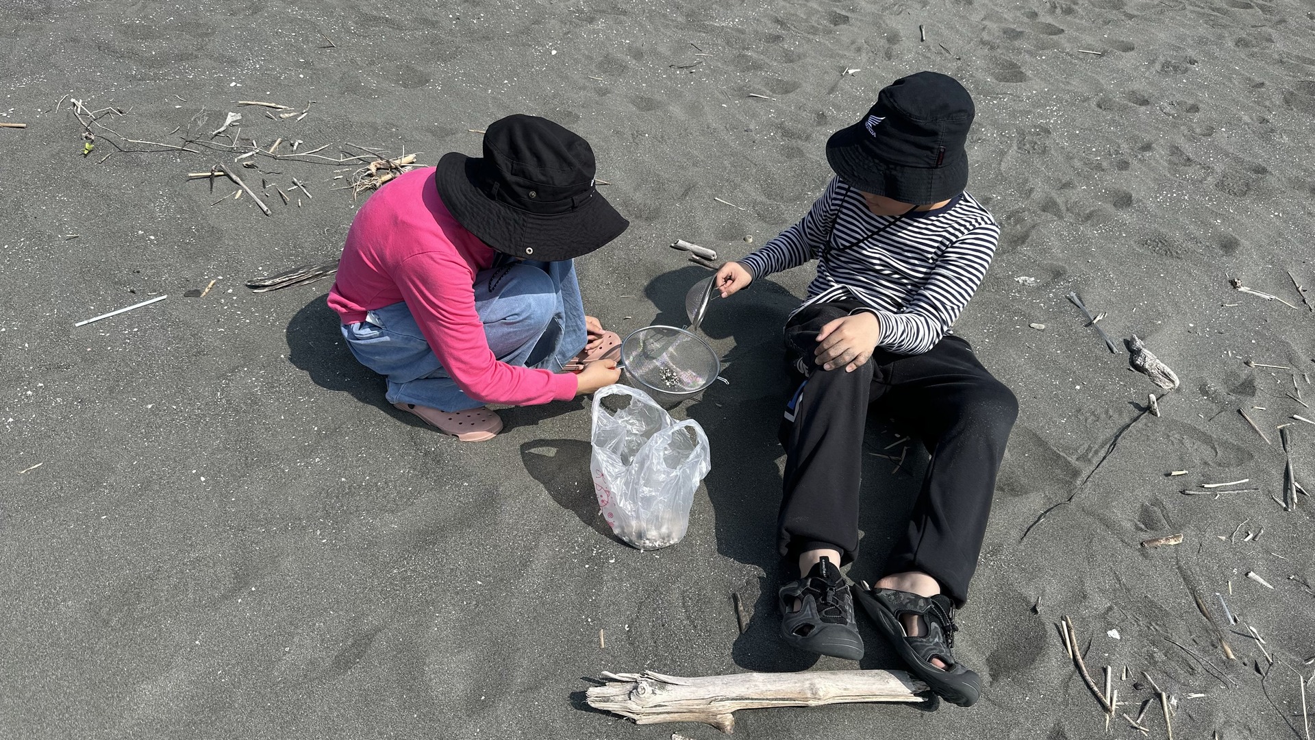 Sifting microplastics using fine mesh screens