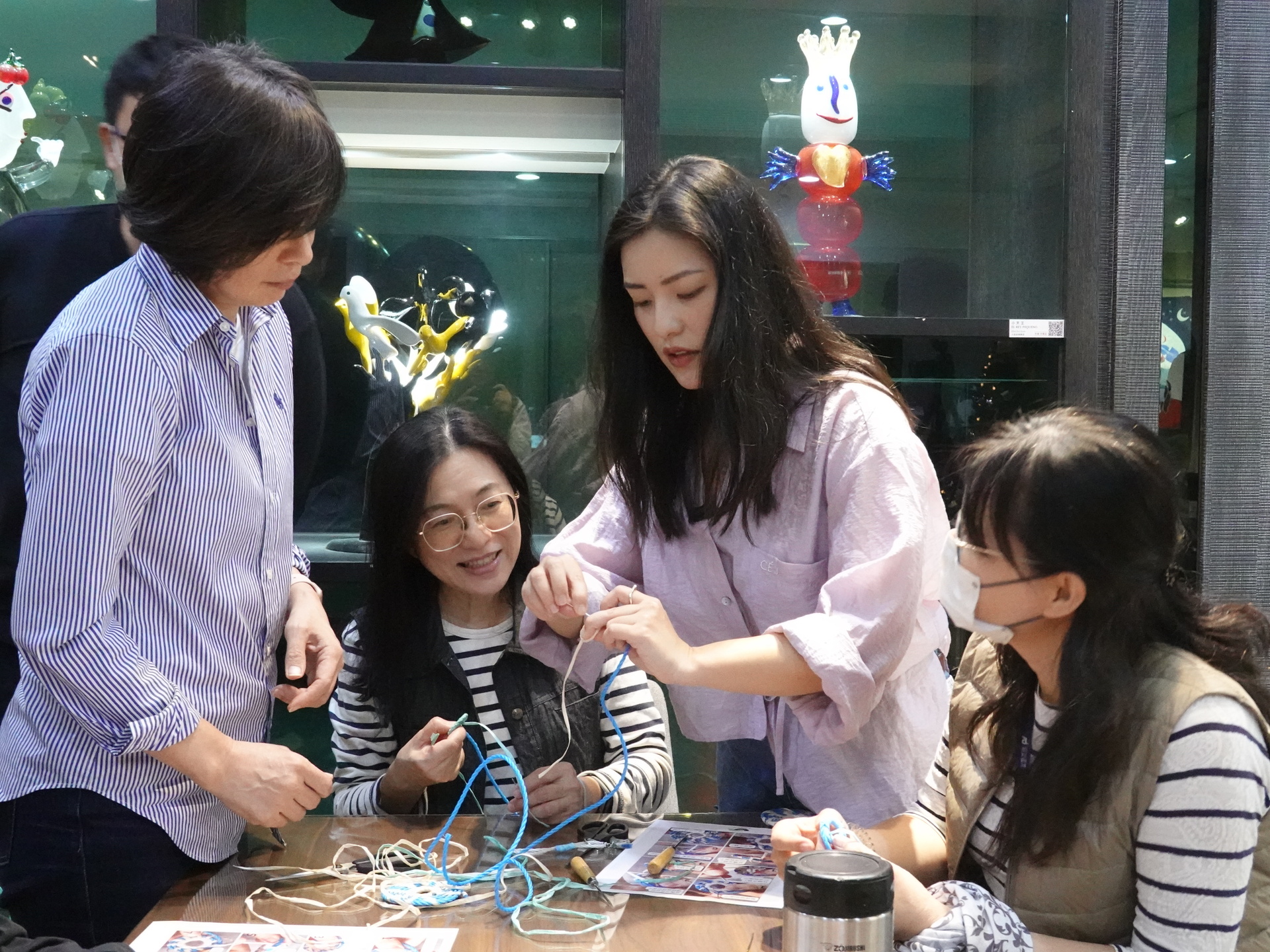提案人林喬楨帶領企業夥作製作吊飾