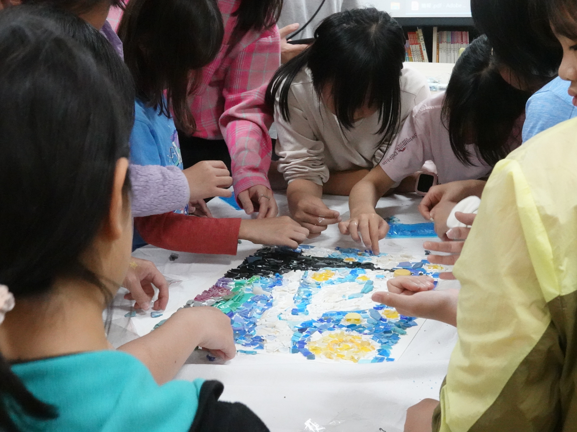 獅甲國小學生進行拼貼畫創作