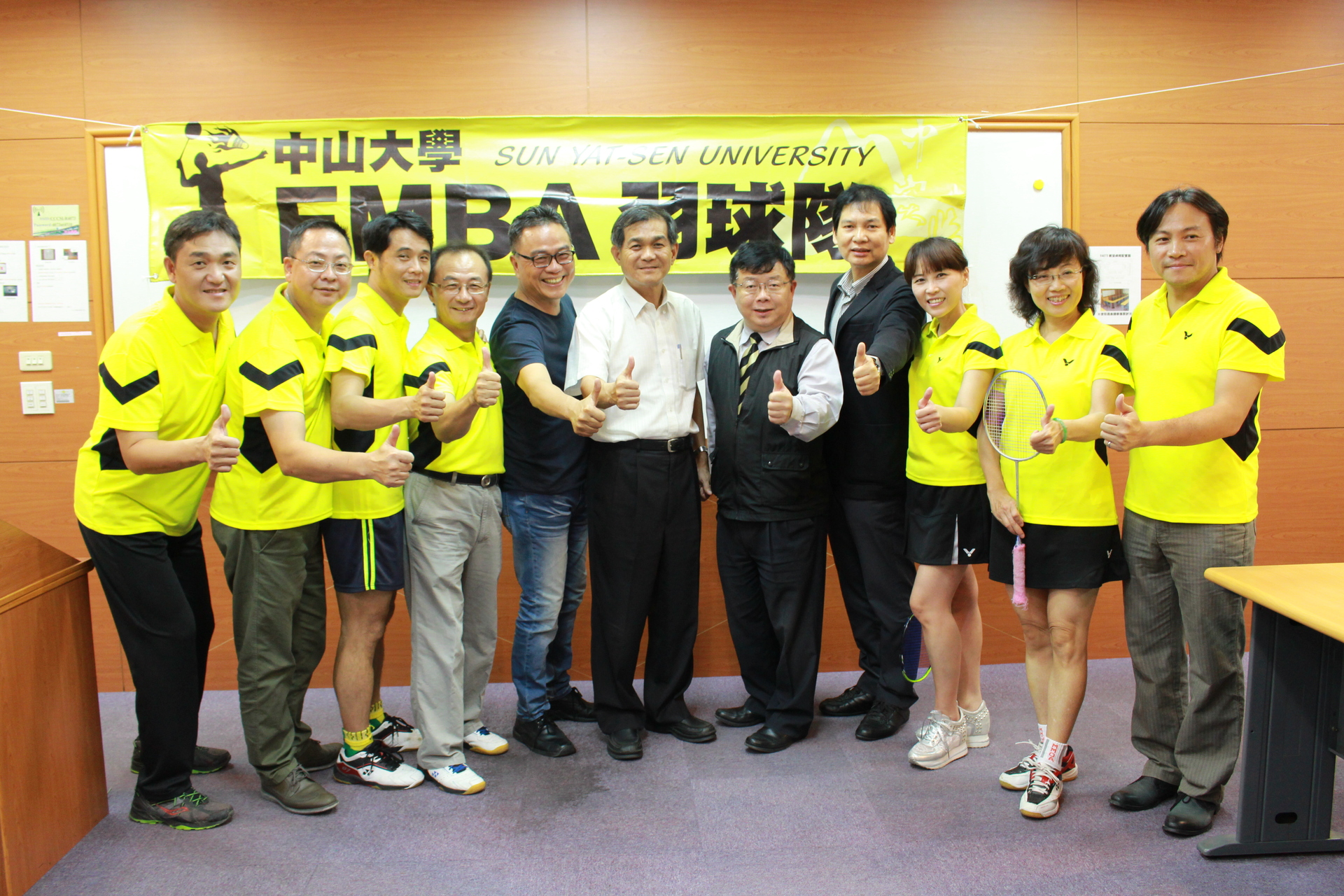 2015第三屆全國EMBA校際羽球賽聯誼賽－中山羽球隊授旗圖片