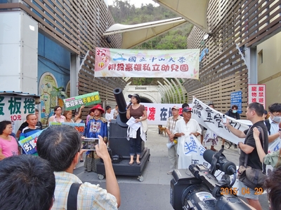 2015年4月29日聯盟帶領民眾進行反對遊覽車進入社區阻街快閃,彭渰雯老師(中)為聯盟發言人