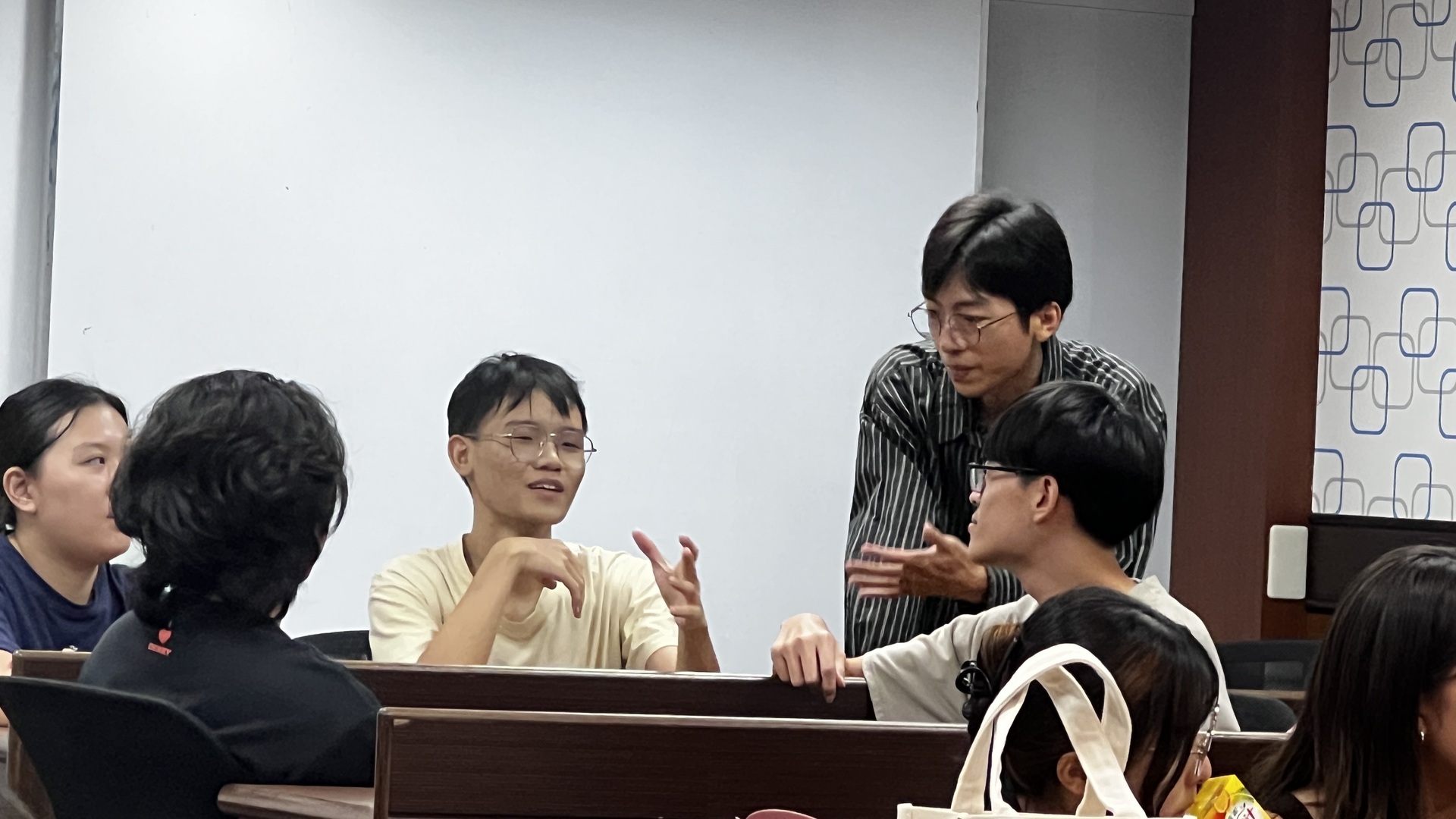 [English Corner] A Tasty Tour of Hong Kong Cafés: Exploring Dim Sum Culture in EnglishImage