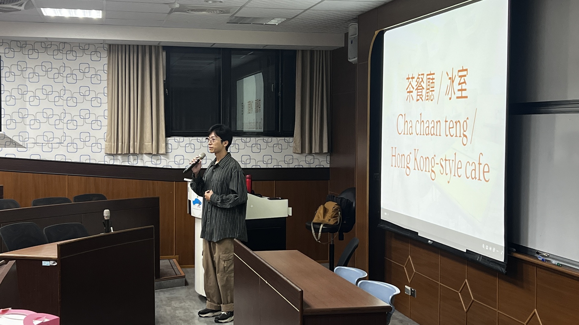 管院「英語學習角落」舉辦本學期第 1 場交流活動 ——「從電影看香港文化 - 香港茶餐廳」圖片