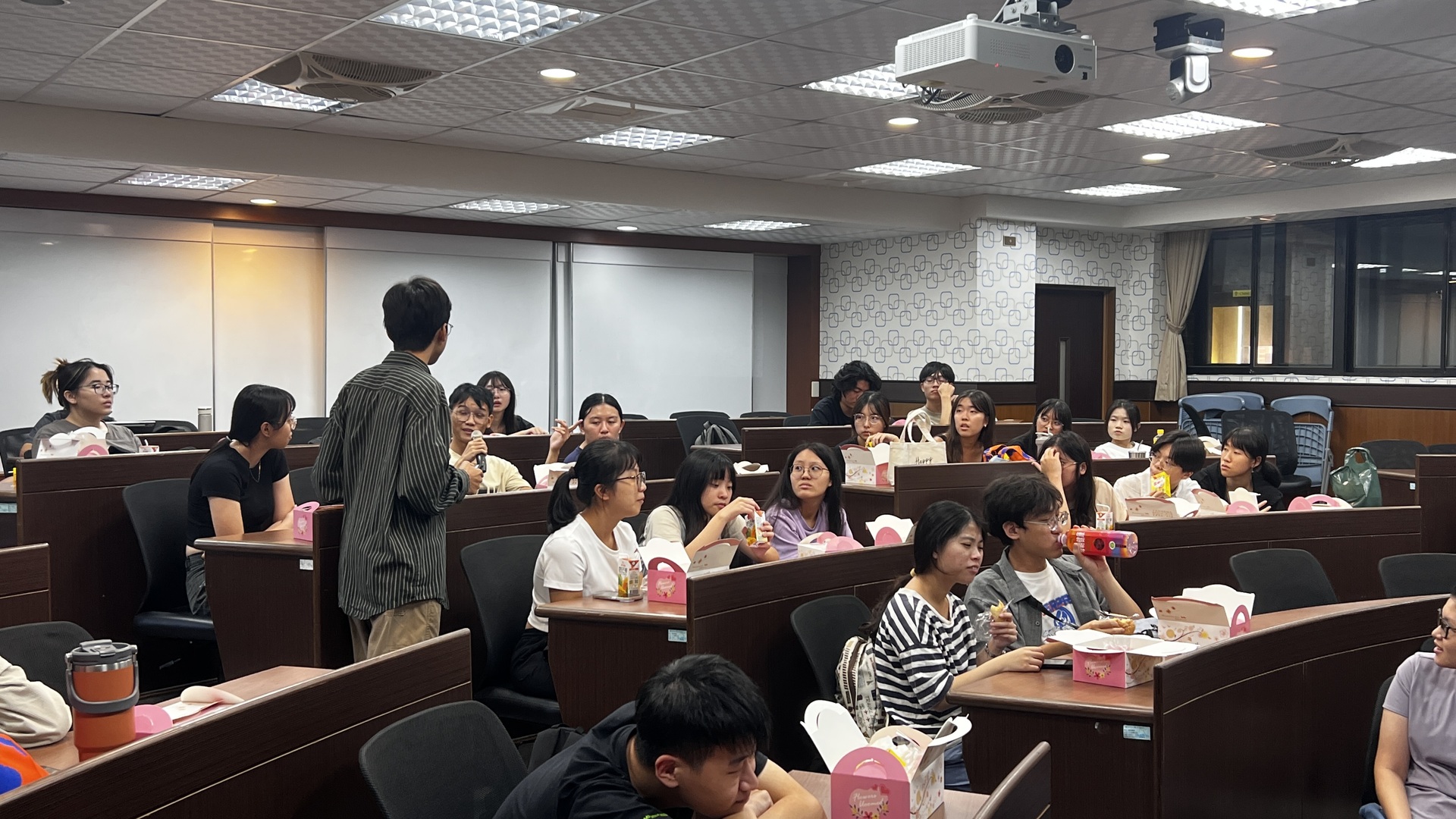 徐同學與同學討論香港茶餐廳文化圖片