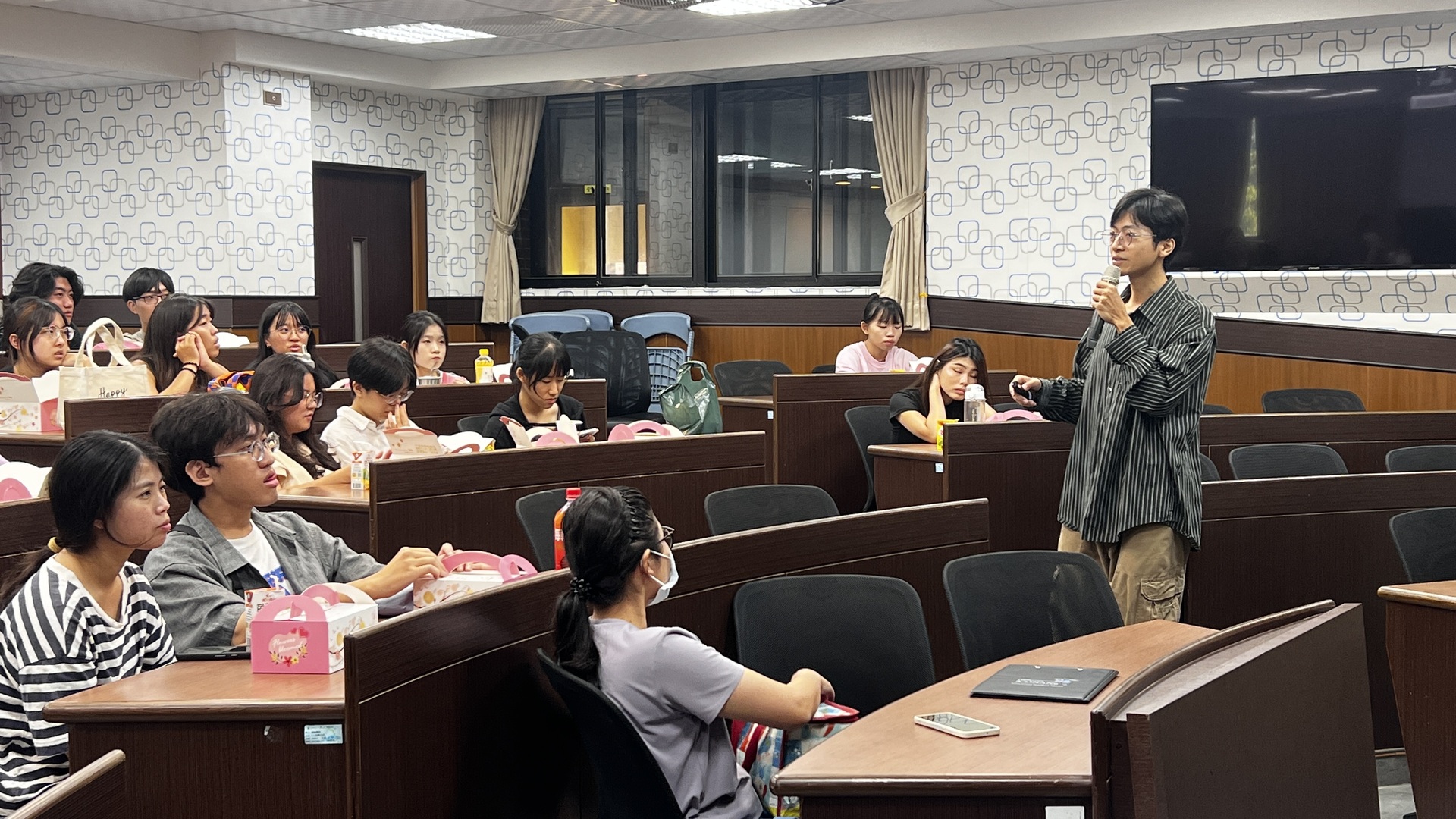 來自香港的社會學系學生徐同學，以英文分享香港茶餐廳文化，活動中與參與同學互動圖片