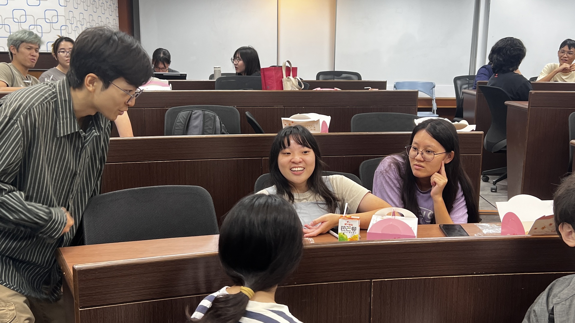 徐同學聆聽同學對香港茶餐廳想法圖片