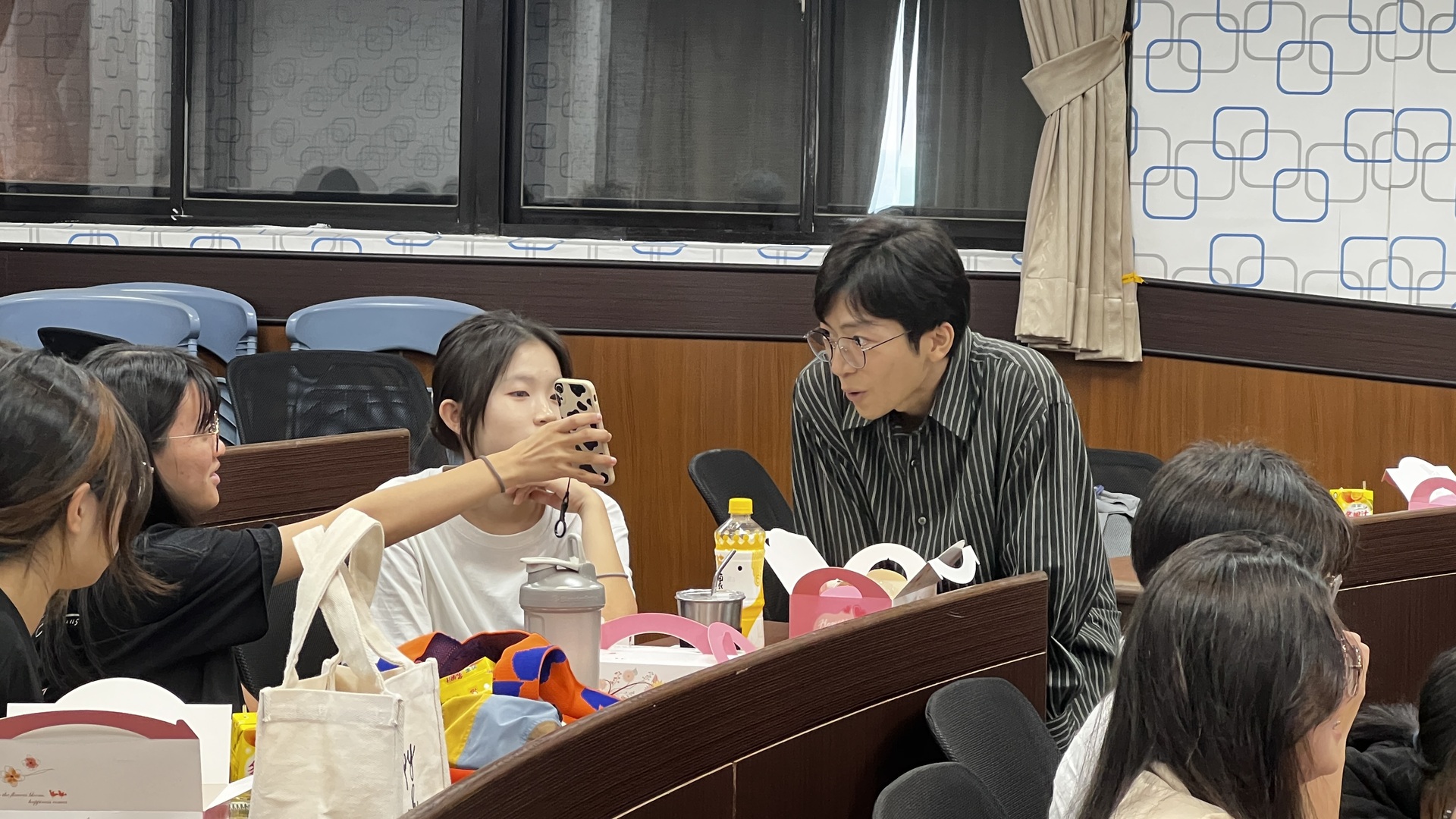 同學展示相關資訊圖片