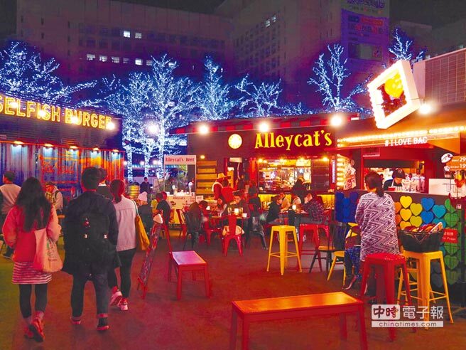 台北COMMUNE A7為全台首創貨櫃美食市集，店家運用貨櫃、餐車、啤酒桶和燈箱打造門面，全區規畫成歐式街頭風，成為北市超夯打卡景點。（陳燕珩攝）圖片
