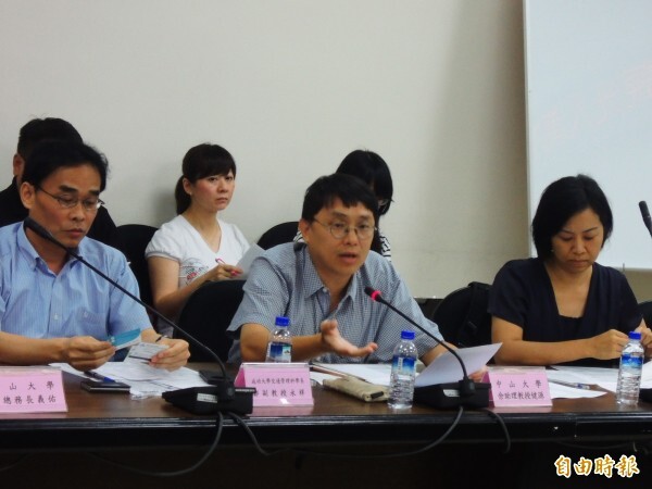 中山大學企管系助理教授佘健源（中）認為，人潮不等於錢潮，廉價中客團對台灣觀光發展沒幫助。（記者葛祐豪攝）圖片