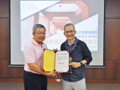 本次共識營出席院務諮詢委員之一謝進南名譽博士(左)獲頒聘書Image