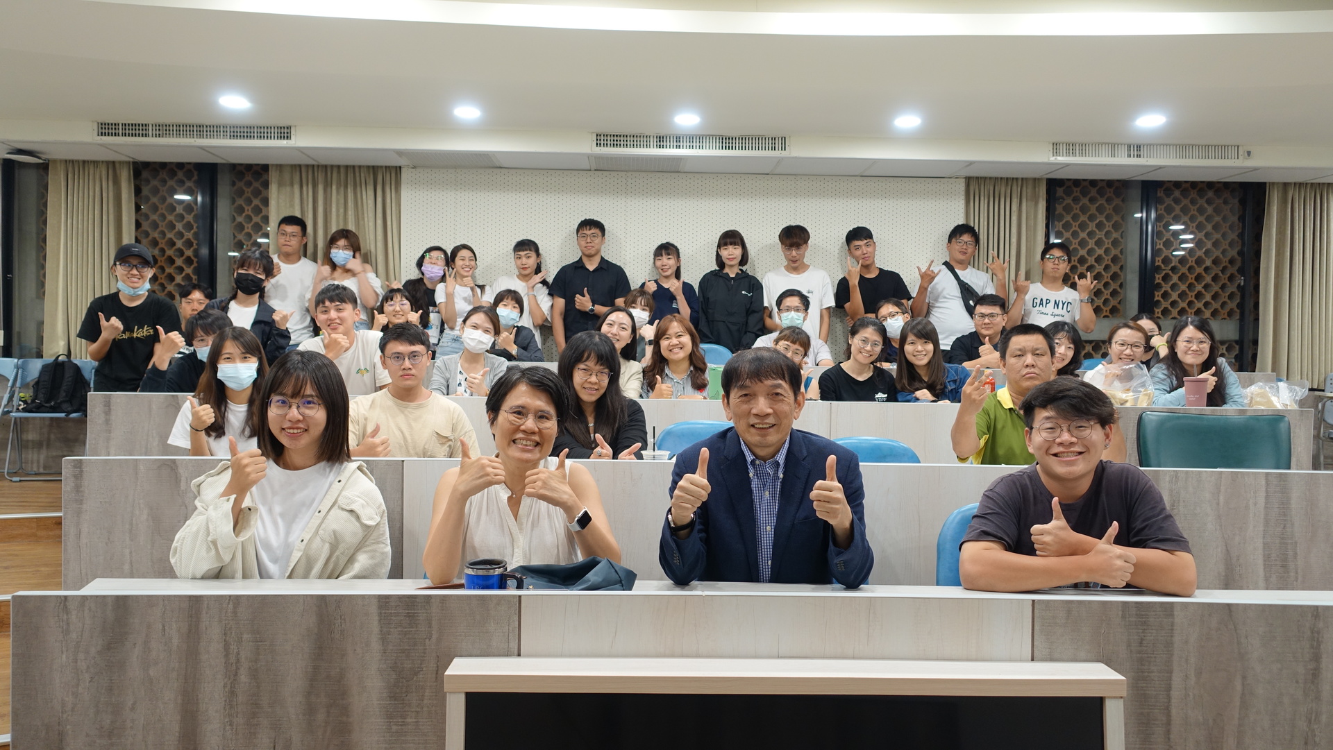 中山大學行傳所所長(第一排左二)邀請中嘉有線電視網路集團特別顧問陳申青(第一排右二)，為行傳所學生分享「從中天52看台灣媒體的喜怒哀樂」圖片