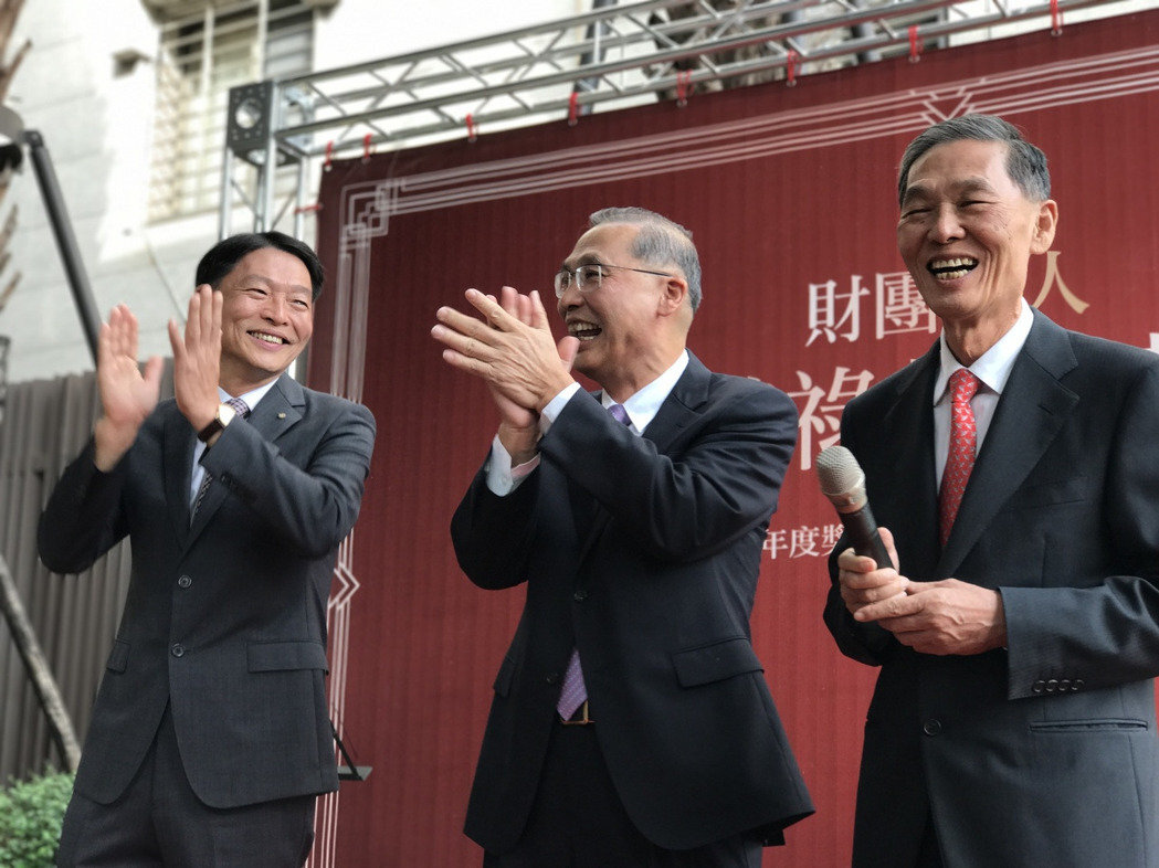 友友錦祿基金會張順興(右起)、張永義、張鴻熙三兄弟，為善最樂，長期支助嘉義偏鄉學子。 張世雅攝影圖片
