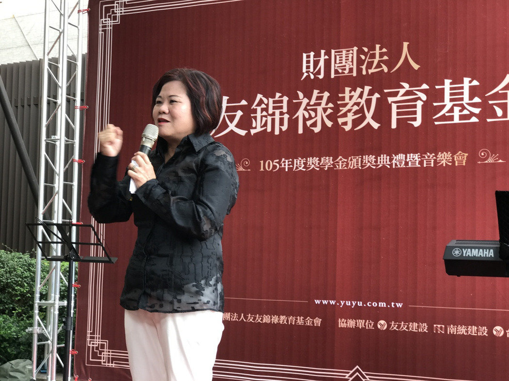 高雄市副市長許銘春說，友友錦祿教育基金會」今年獲得教育部社教貢獻獎，表彰該基金會長期為偏鄉教育默默付出。張世雅攝影圖片