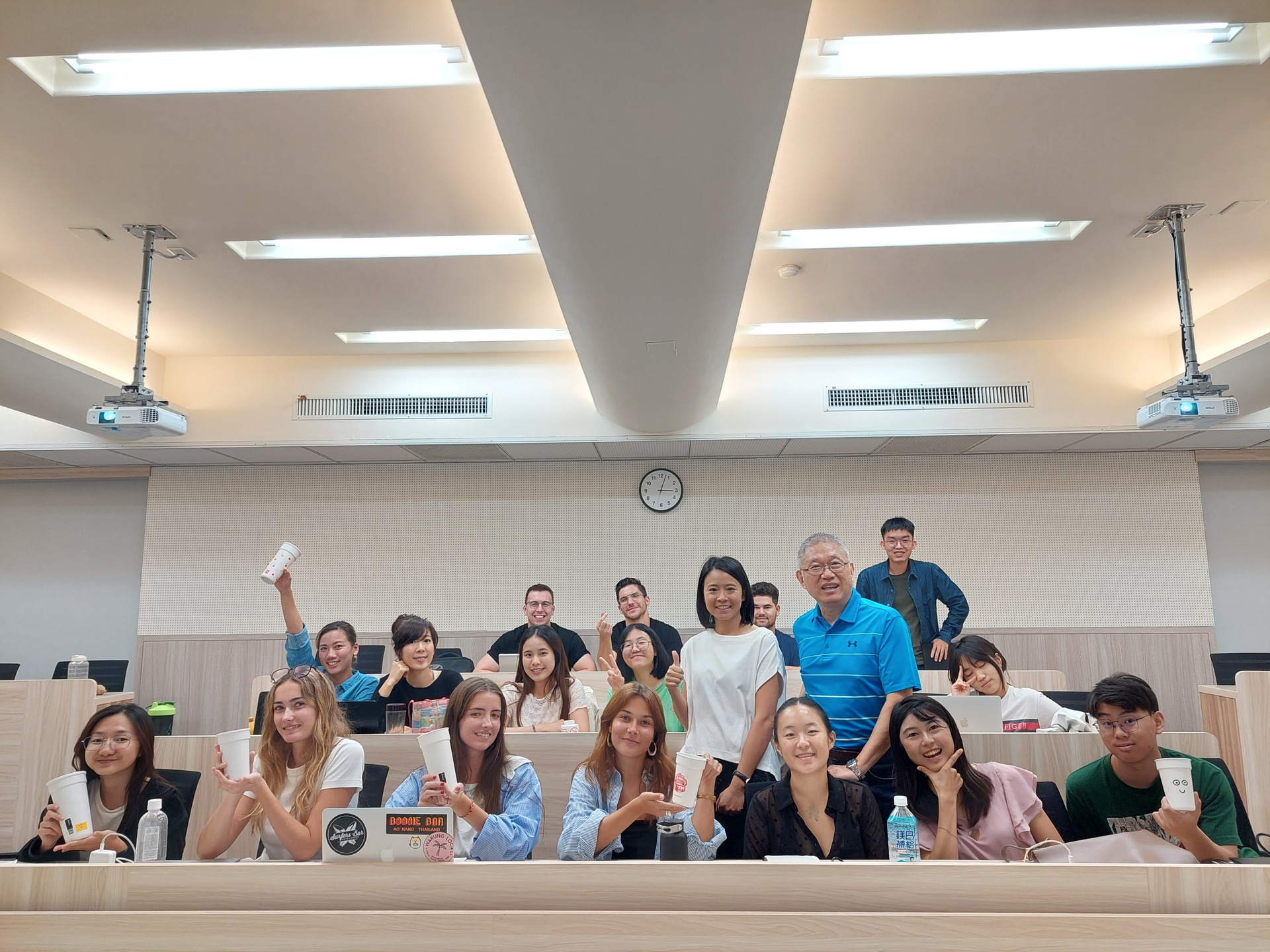班上同學與李創辦人及鄭義老師合影圖片