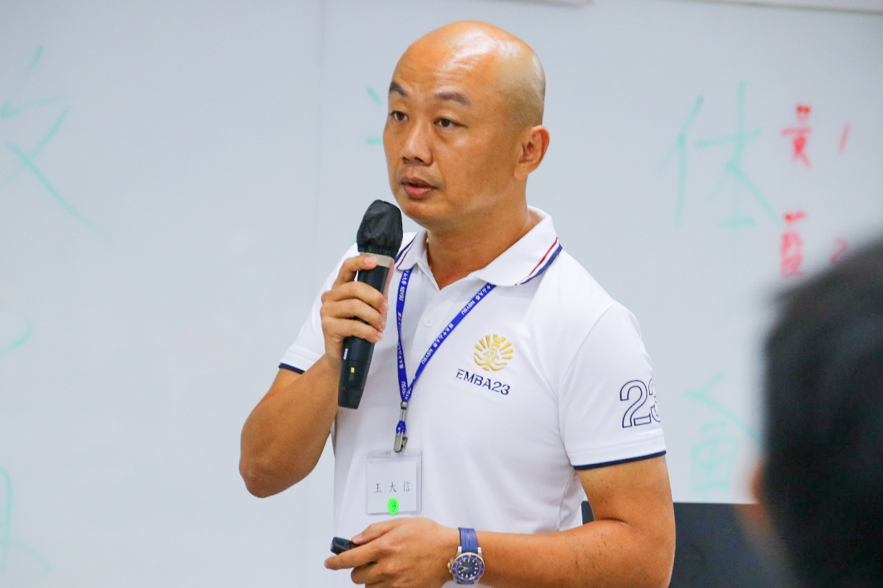 EMBA學長-崧揚建設股份有限公司的王大信董事長與青少年們勉勵，「苦難是化了妝的祝福」。圖片