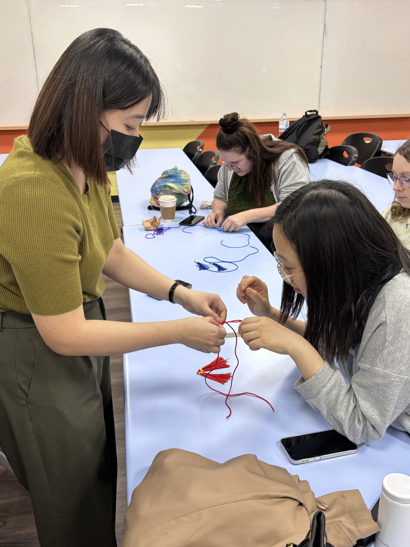 老師親切地對同學進行教學圖片