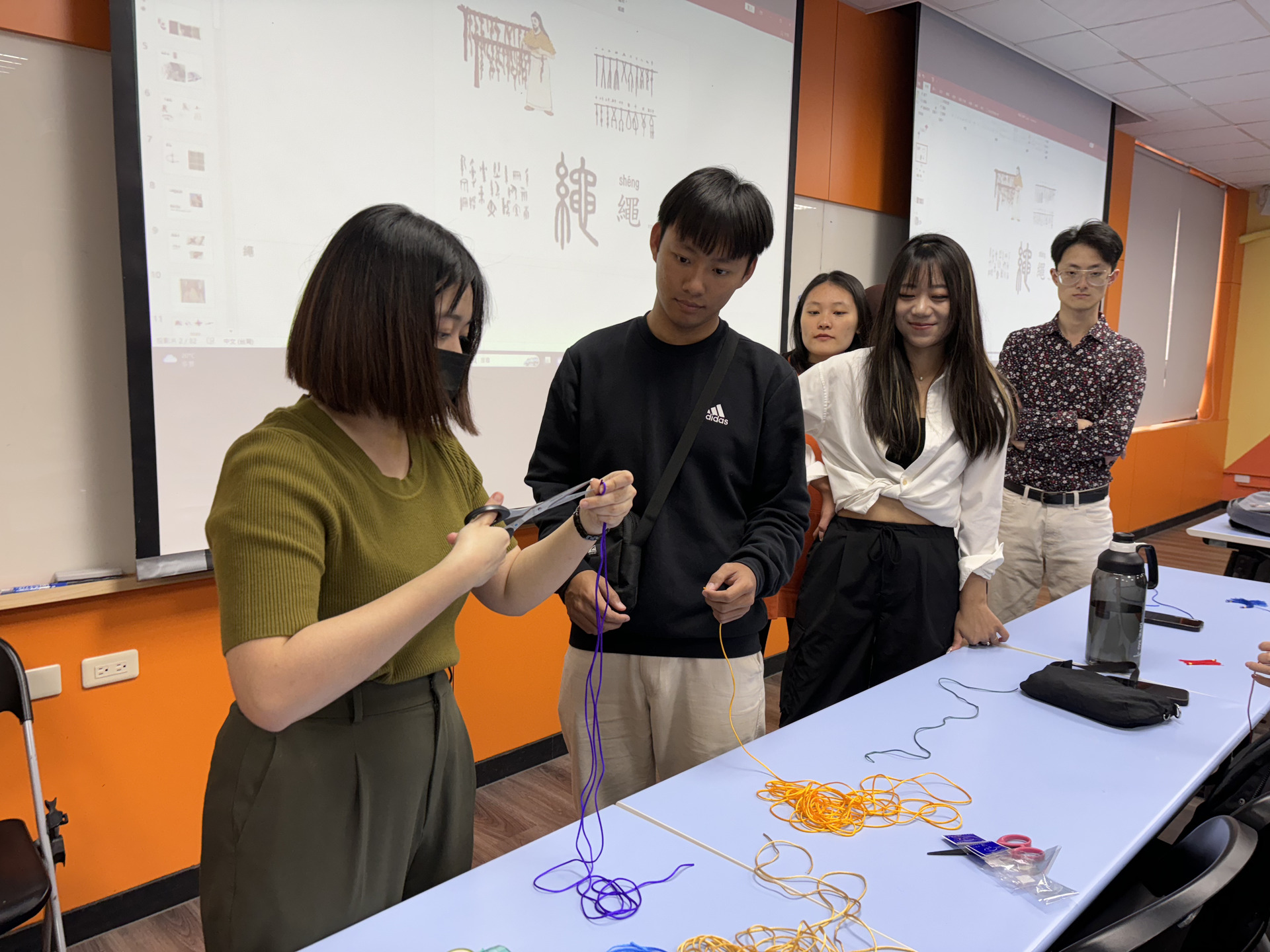 同學們挑選自己喜歡的顏色製作傳統繩結圖片