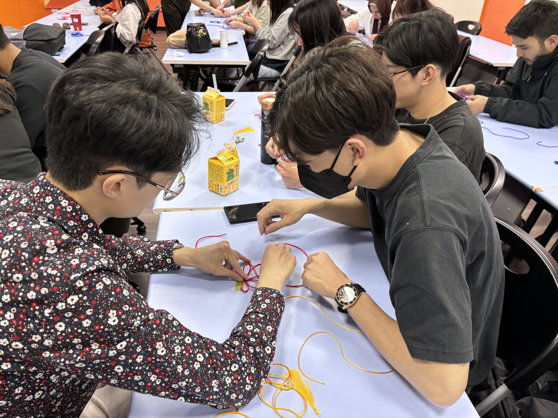 同學們互相幫助圖片