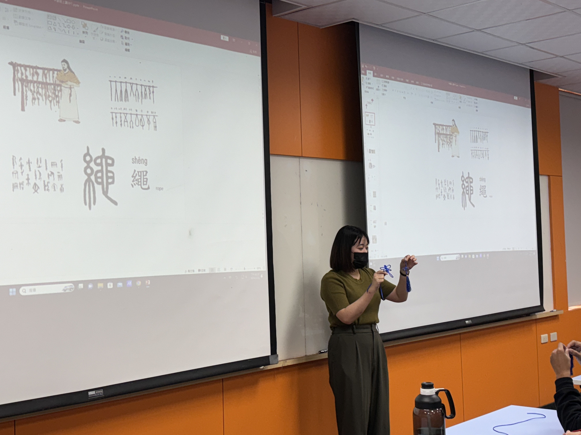 巫姍諭老師展示蜻蜓結與吉祥結成品圖片