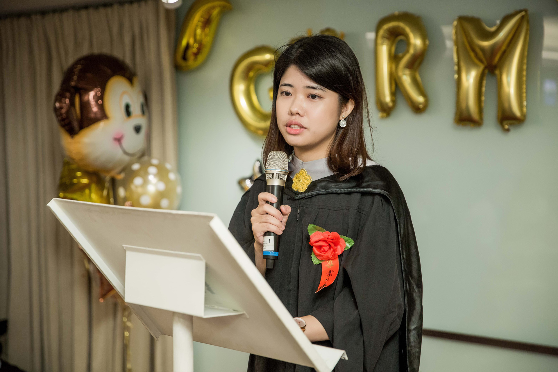 學生會會長林鴻怡同學代表畢業生致辭圖片