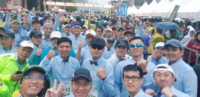 2018台北馬拉松，一百多名跑者穿著襯衫參賽