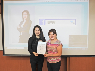 Professor Heidi Chang presents a certificate of appreciationImage