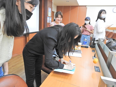 Students interact with CEO Liu after the classImage