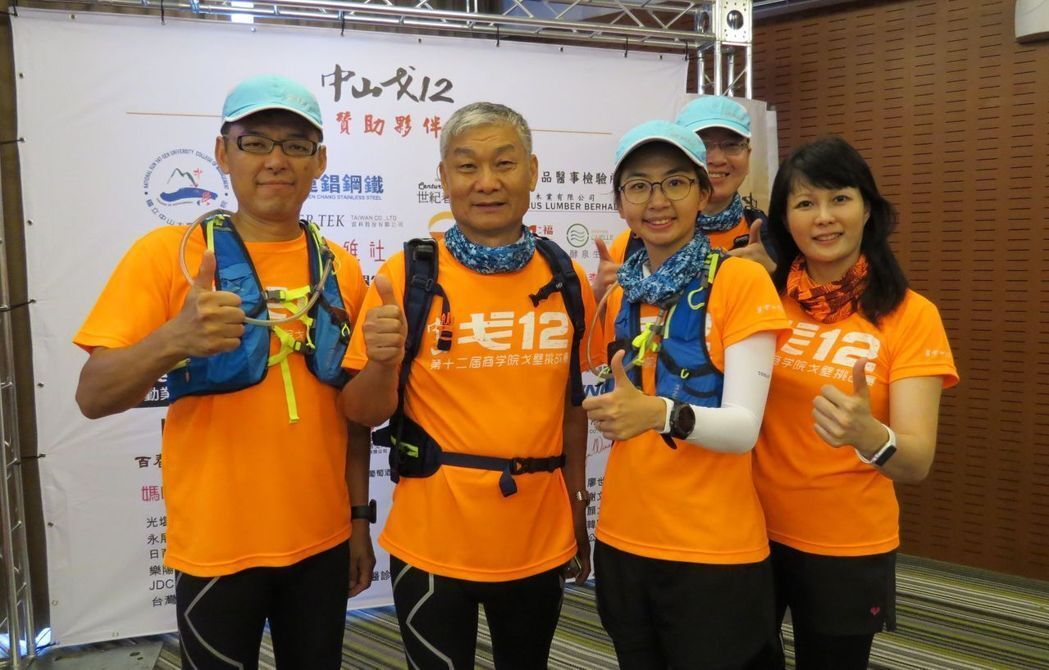 中山戈12挑戰團隊中，年齡最大的就是今年61歲的運錩鋼鐵董事長顏德和（左二）；年紀最小的是今年30歲，就職於馬來西亞上市公司-富佳木業的林姵妏（左三）。 李福忠╱攝影圖片
