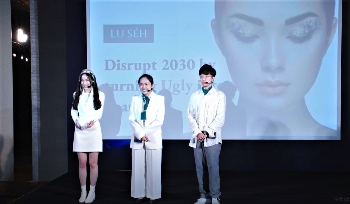 團隊「Lu Séh」演講過後得到評審回饋，並對評審建議加以補充說明產品特色。圖片