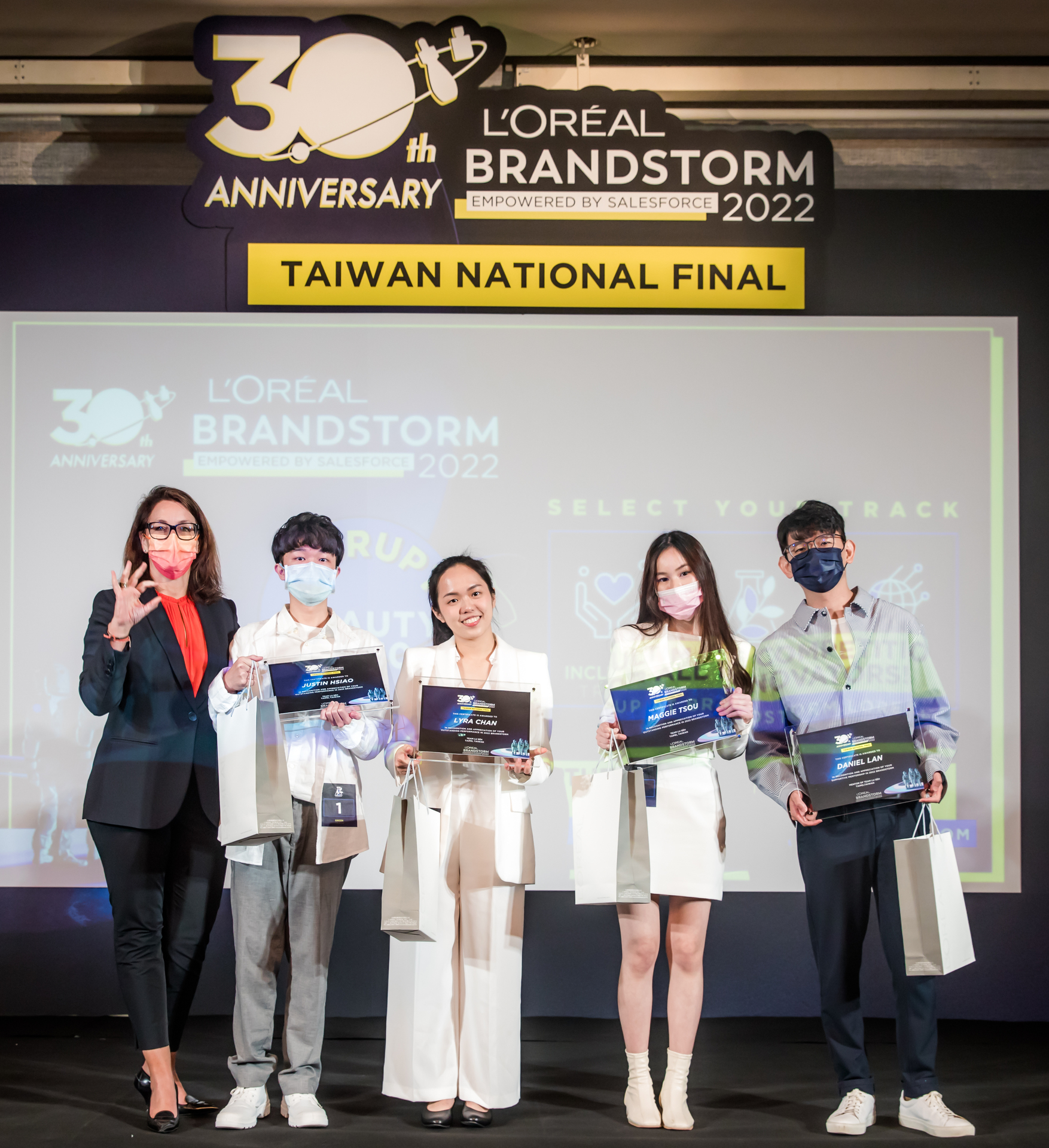 左一為台灣萊雅CEO: Eva Leihener-Stefan，左二為蕭立瑜，中間為詹雅淇，右二為鄒宸萱，右一為團隊Mentor: Daniel。圖片