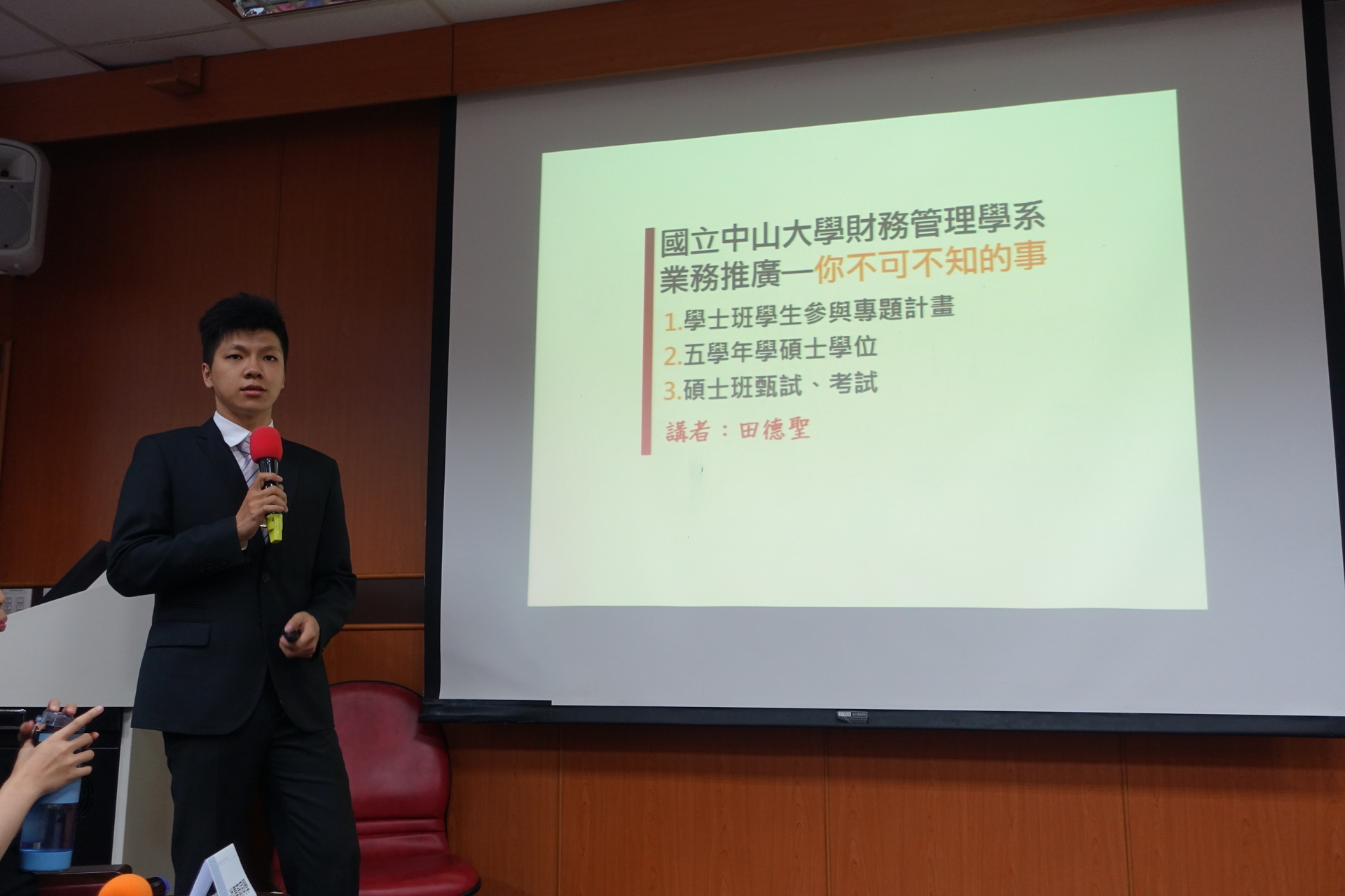 田德聖學長分享學士班學生參與專題計畫以及五學年學碩士學位圖片