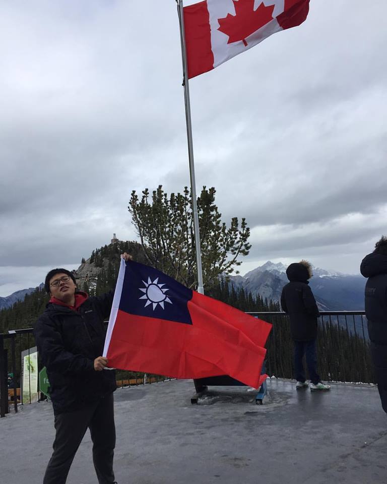 劉家誠在冰天雪地熱血拿台灣國旗圖片