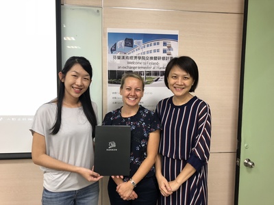 左起本校國際處王君瑜小姐、芬蘭漢肯商學院 Ms.  Ms. Towa Blomqvist、，本院國際事務中心林欣郁專業副理圖片