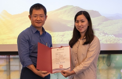 長行行銷股份有限公司董事長陳梧桐(左)頒發「乘風萬里獎助學金」圖片