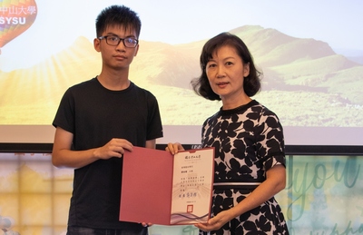 淯輝企業股份有限公司董事長黃美惠(右)頒發「西灣圓夢獎助學金」圖片